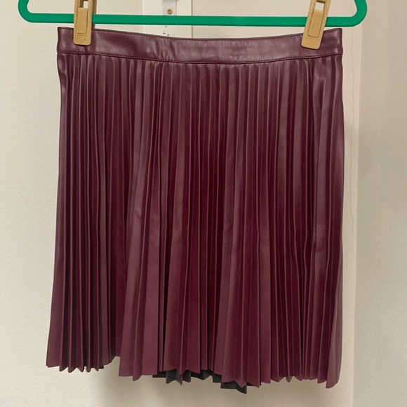 EXPRESS NWT MAROON/WINE HIGH WAISTED PLEATED VEGAN LEATHER TENNIS SKIRT SIZE 6 - Picture 2 of 8